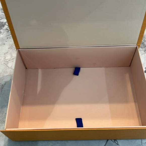 Louis Vuitton Medium Storage Box w  Magnetic Closure and ribbon - Picture 6 of 8